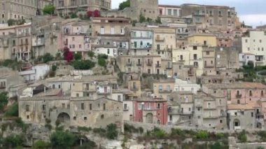 Ragusa (Ragusa Ibla), İtalya 'nın Sicilya adasındaki UNESCO miras barok kasabası. Çekim 4k