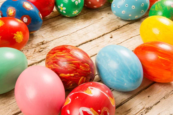 Velikonoční Pozadí Ručně Kolorovanými Vejci Dřevěném Stole — Stock fotografie