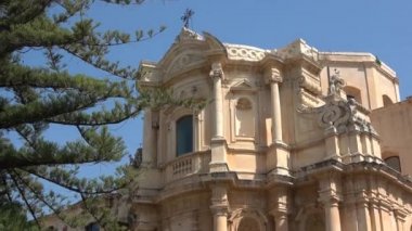 Sicilya, Noto kasabası Barok Wonder UNESCO Miras Alanı. Herkül Çeşmesi ve San Domenico Kilisesi. Çekim 4k