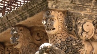 Sicilya, Noto kasabası Barok Wonder UNESCO Miras Alanı. Palazzo Nicolaci 'nin balkonunun ayrıntıları, Sicilya Barok tarzının maksimum ifadesi. Çekim 4k