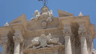 Syracuse, Sicilya 'da. Duomo Meydanı ve Katedral. Çekim 4k