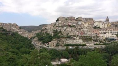 Ragusa (Ragusa Ibla), İtalya 'nın Sicilya adasındaki UNESCO miras barok kasabası. Çekim 4k