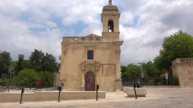 Ragusa (Ragusa Ibla), San Vincenzo Ferreri kilisesi, İtalya 'nın Sicilya adasındaki UNESCO miras barok kasabası. Çekim 4k