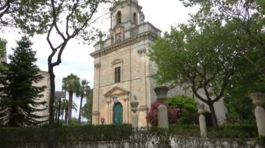 Sicilya 'nın Ragusa İbla kentindeki Ibleo bahçesindeki (Giardino Ibleo) S. Giacomo Apostolo Kilisesi. Çekim 4k
