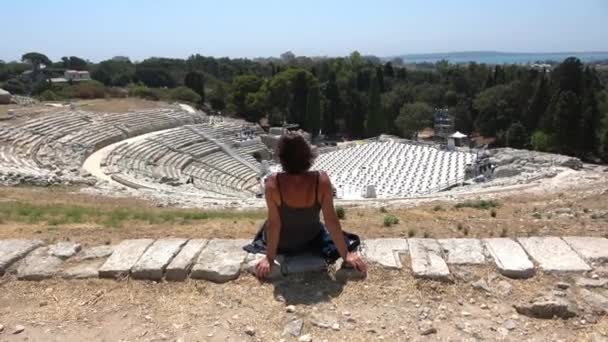 Siracusa Italia Julio 2020 Turista Disfruta Vista Del Teatro Griego — Vídeos de Stock