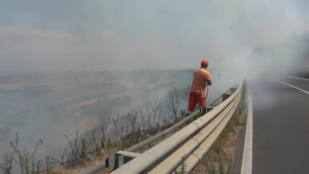 Caltagirone イタリア 2020年7月10日 夏の火災 消防士はシチリアのカルタジロン近くの道路の端で火災を消火します — ストック動画