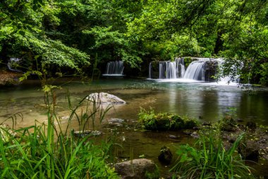 Mazzano Romano, Lazio, İtalya yakınlarındaki Valle del Treja 'da Monte Gelato Şelaleleri