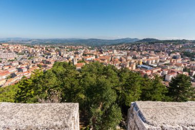 Monforte kale molise görünümünde Campobasso şehir panoraması