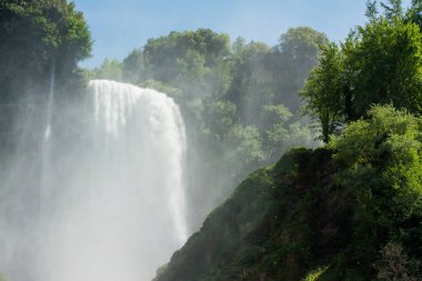 Marmore düşüyor, Cascata delle Marmore, Umbria, İtalya. Dünyanın en uzun insan yapımı şelale.