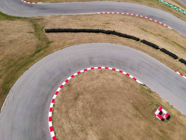 Karting yarış pistinde eğriler, havadan görünüm arka plan.