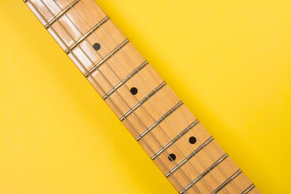 Close Guitarra Elétrica Fundo Amarelo Com Espaço Cópia — Fotografia de Stock