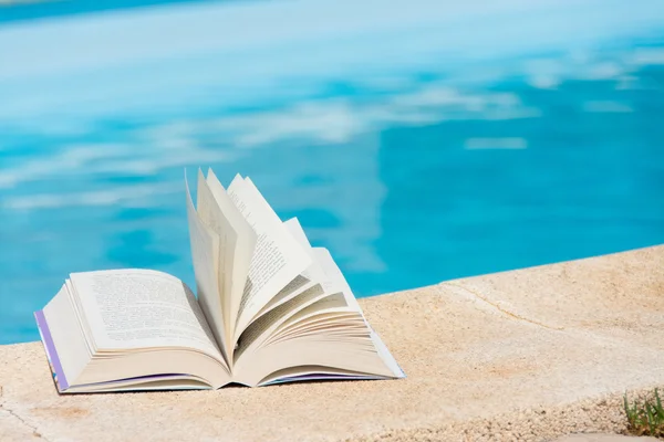 Piscina con libro —  Fotos de Stock