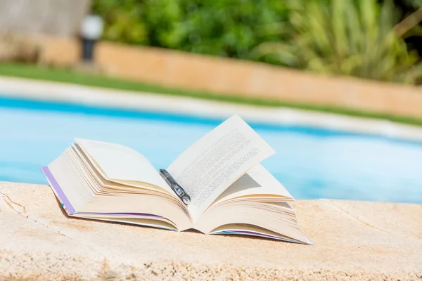 Leisure at the swimming pool — Stock Photo, Image