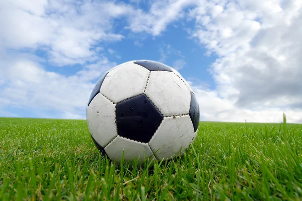 Velha bola de futebol — Fotografia de Stock