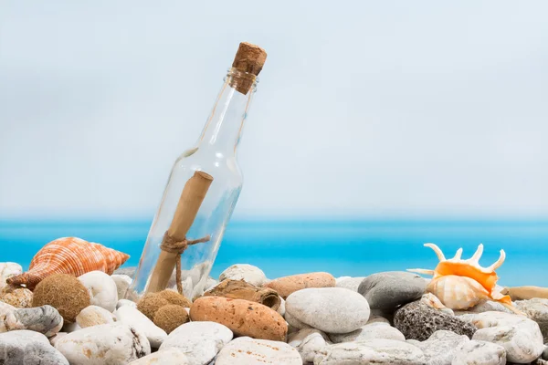 Meddelande i flaska på stranden — Stockfoto