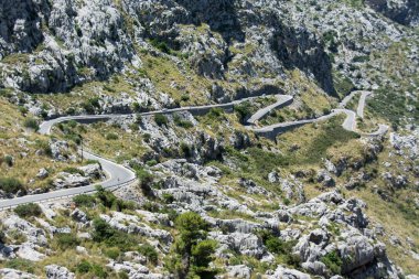 dolambaçlı bir dağ yolu