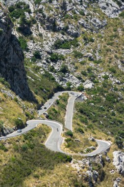 dolambaçlı bir dağ yolu