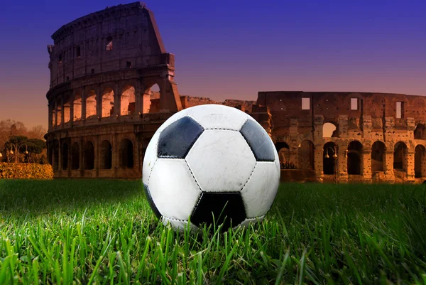Fotboll på Colosseum — Stockfoto