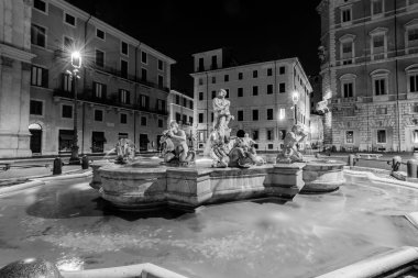 Gece görünümü, Piazza Navona, Roma. İtalya