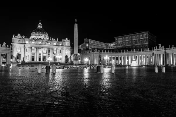 Night view at St. Peter 's cathedral in Rome, Italy — стоковое фото