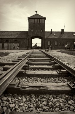 Ana kapı ve nazi toplama kampı Auschwitz b demiryollarına