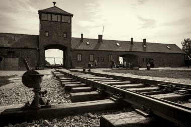 Ana kapı ve nazi toplama kampı Auschwitz b demiryollarına