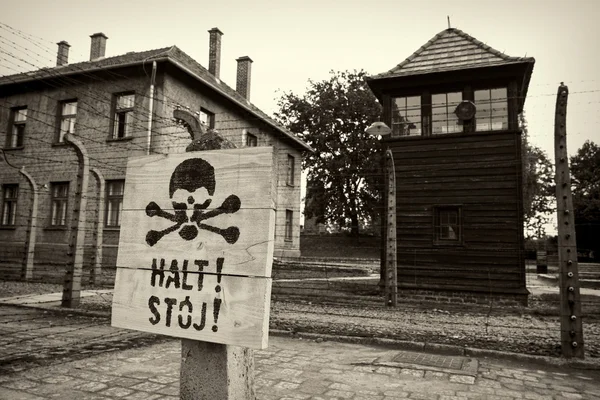 Clôture électrique dans le camp de concentration nazi Auschwitz I, Pologne — Photo