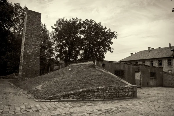 Crematório e câmara de gás em Auschwitz, o maior conce nazi — Fotografia de Stock