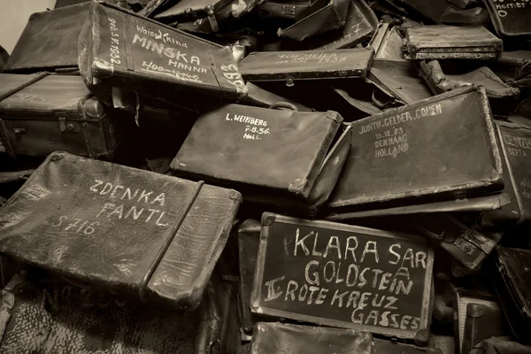 Nevek írott-on Auschwitzban, a legnagyobb náci rozására bőröndök — Stock Fotó