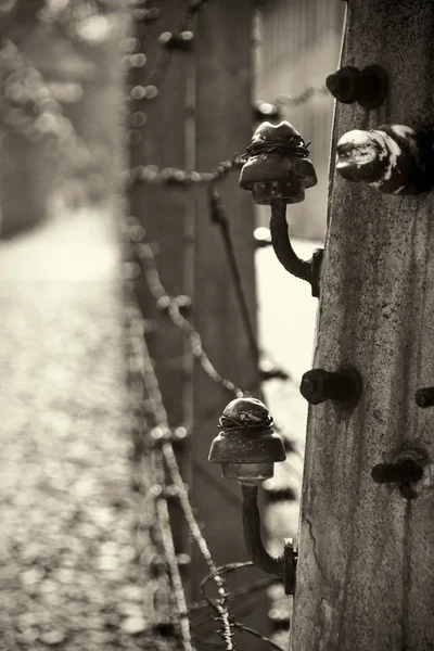 Valla eléctrica en el campo de concentración nazi Auschwitz I, Polonia — Foto de Stock
