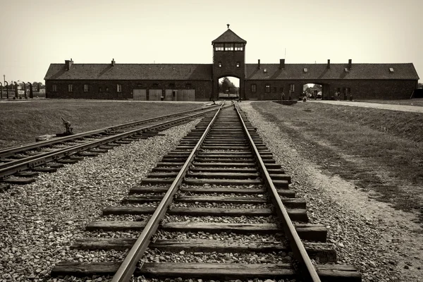 Huvudporten och järnvägen till nazi koncentrationslägret i Auschwitz B — Stockfoto