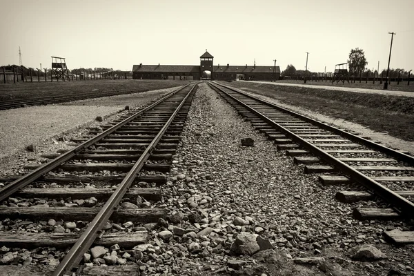 正門とアウシュビッツ B のナチス強制収容所への鉄道 — ストック写真
