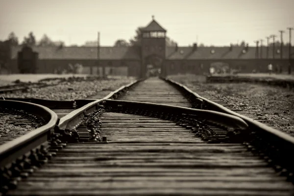 Puerta principal y ferrocarril al campo de concentración nazi de Auschwitz B — Foto de Stock