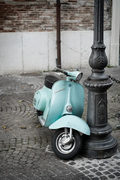 FANO, ITALIA - 16 NOVEMBRE 2014: La Vespa, vecchio scooter italiano — Foto Stock