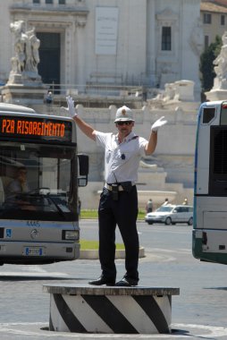 Roma, İtalya - 11 Haziran 2009: Roma, polis trafiği yönlendirir 