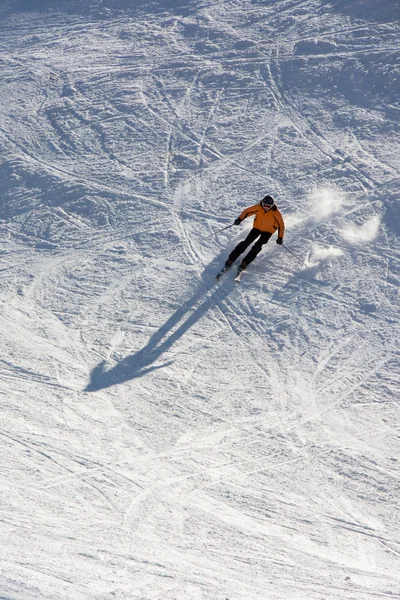 Σκιέρ στην πλαγιά του ένα χιονοδρομικό κέντρο — Φωτογραφία Αρχείου