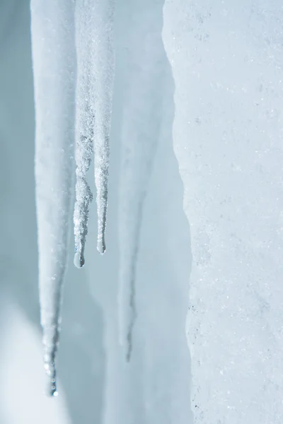 Fondo de invierno. Estalactitas de hielo que gotean — Foto de Stock