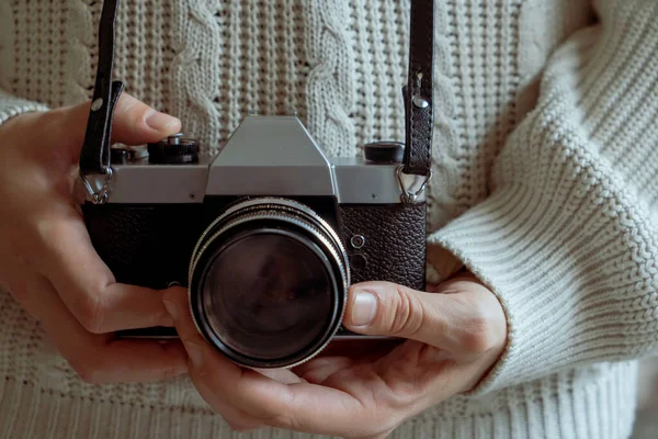 Femme Tenant Une Caméra Vintage — Photo