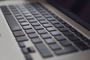 İzole edilmiş bir klavyenin resmi 