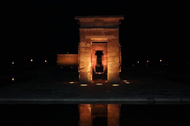 Madrid 'de geceleyin aydınlatılmış Debod Tapınağı