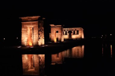 Madrid 'de geceleyin aydınlatılmış Debod Tapınağı
