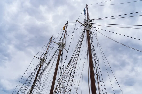 Boot Masten Onder Een Bewolkte Hemel — Stockfoto