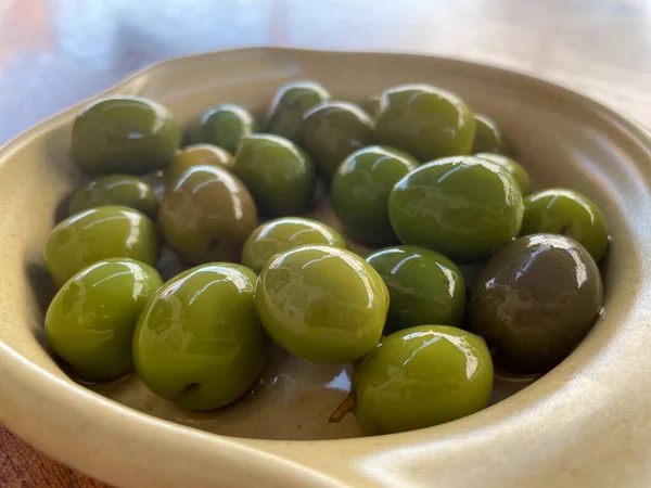 Aceitunas Típicas Españolas Plato Beige —  Fotos de Stock