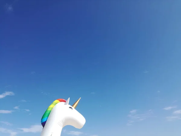 Piscina Unicornio Flotar Bajo Cielo Azul Verano — Foto de Stock