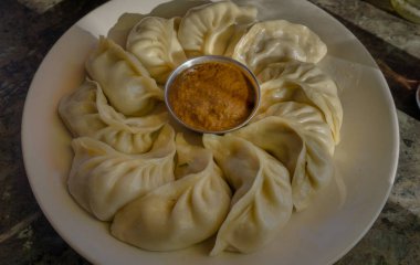 Nepal 'den fıstık soslu tipik haşlanmış tavuk momo.