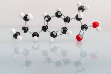 Beyaz arkaplanda yansıması olan ibuprofen 'in izole edilmiş moleküler modeli