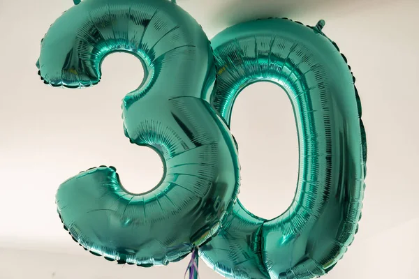 Bright 30Th Birthday Helium Balloons 로열티 프리 스톡 이미지