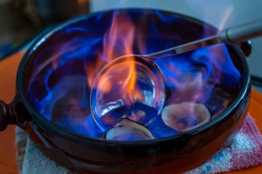 Katalonya 'dan yanık rom kokteyli yapıyorum.