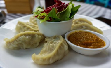 Nepal 'den salata ve fıstık soslu tavuk momo.