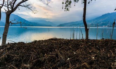 Nepal, Pokhara 'da Phewa Gölü' nde gün batımı